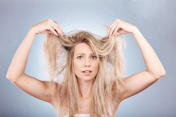 Why does my hair get so Frizzy? 8 Common Causes of frizzy hairs